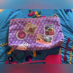 Large Estée Lauder cosmetic bag. Measures apx 9 x 6“. Excellent condition.